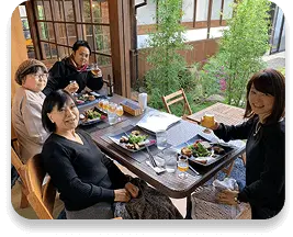 お食事とビールを楽しんでいる人たちの写真